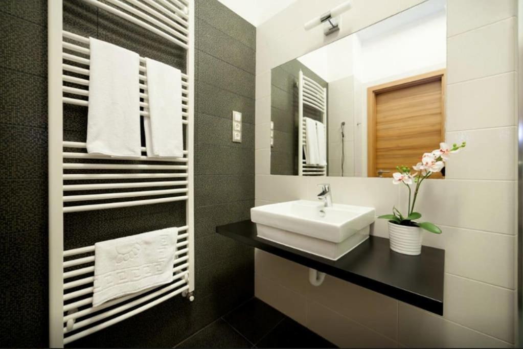 Art Deco 3 Bedroom, 3 Bathroom, Balcony Budapeszt