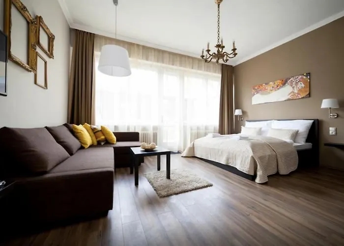 Art Deco Apartment 3 Bedroom, 3 Bathroom, Balcony