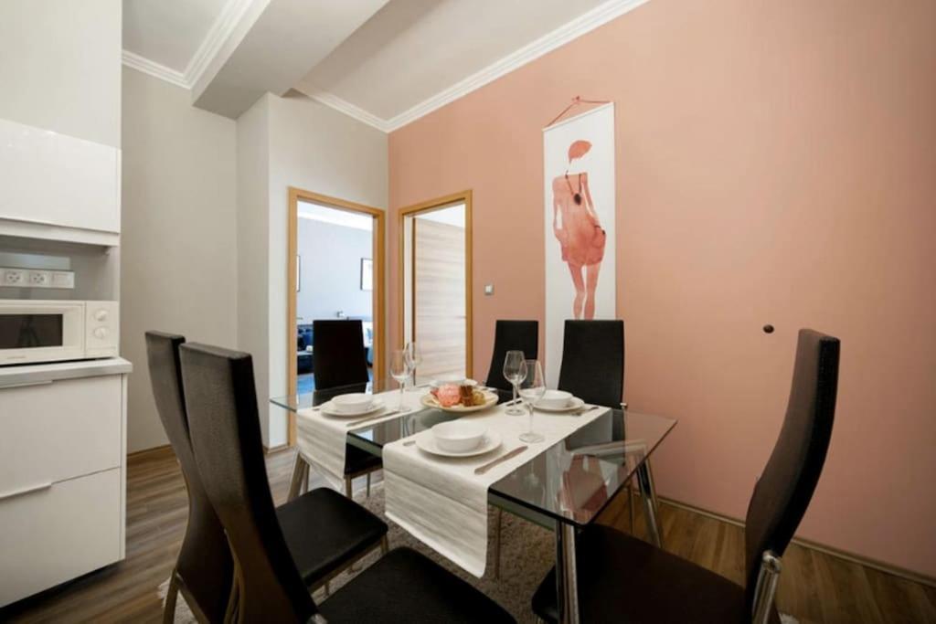 Art Deco 3 Bedroom, 3 Bathroom, Balcony Budapest