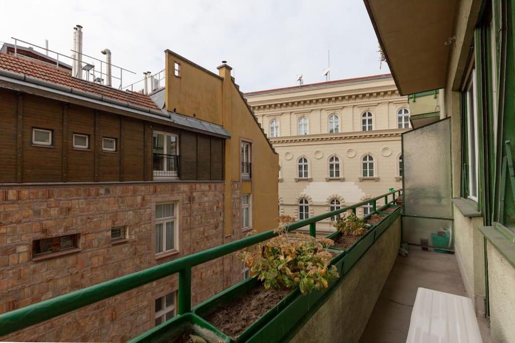 Art Deco 3 Bedroom, 3 Bathroom, Balcony