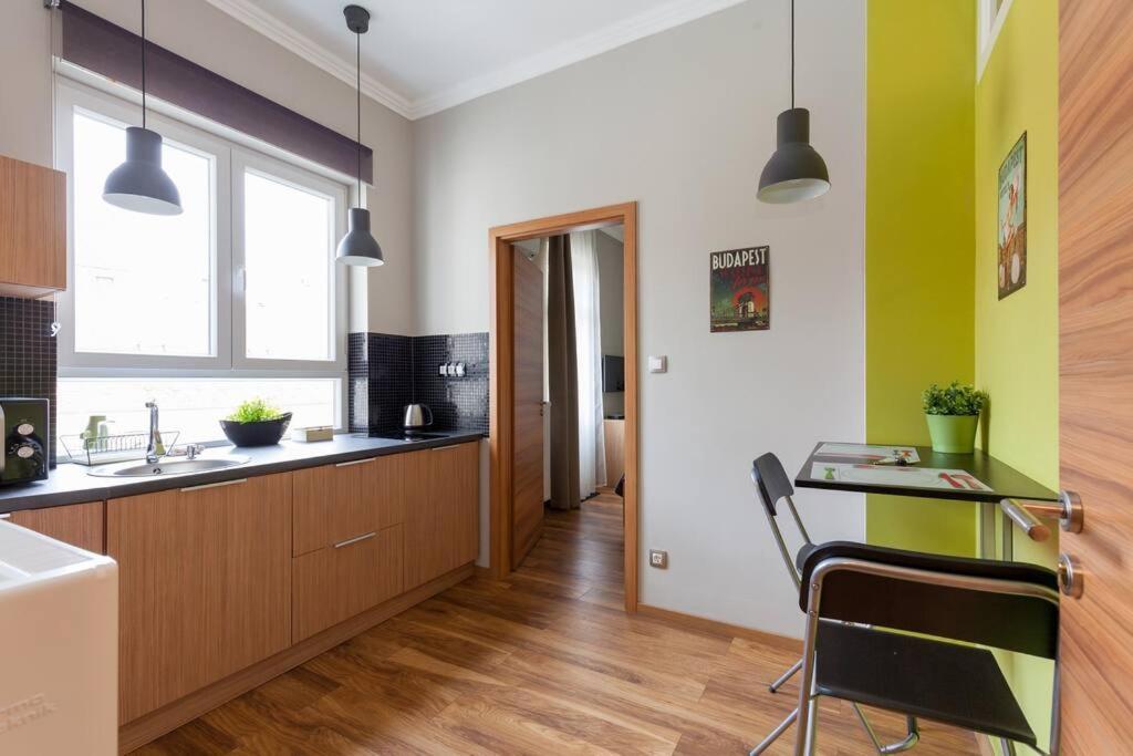 Art Deco 3 Bedroom, 3 Bathroom, Balcony