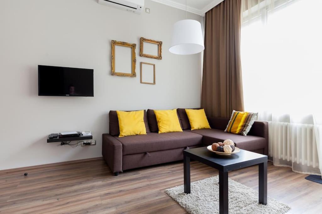 Art Deco 3 Bedroom, 3 Bathroom, Balcony Budapest