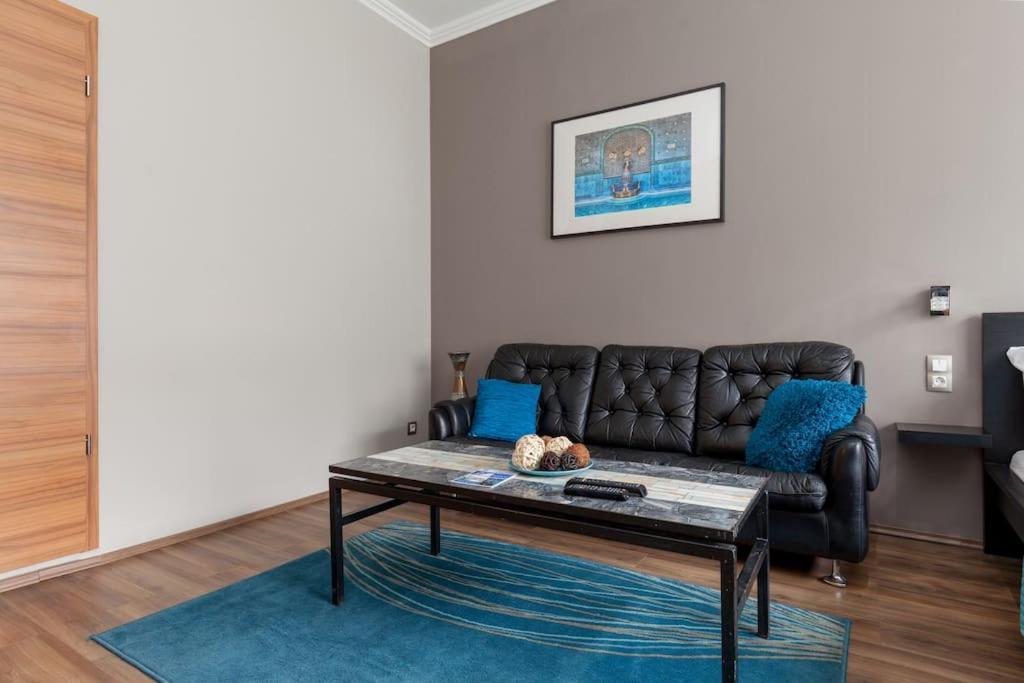 Art Deco 3 Bedroom, 3 Bathroom, Balcony Budapest