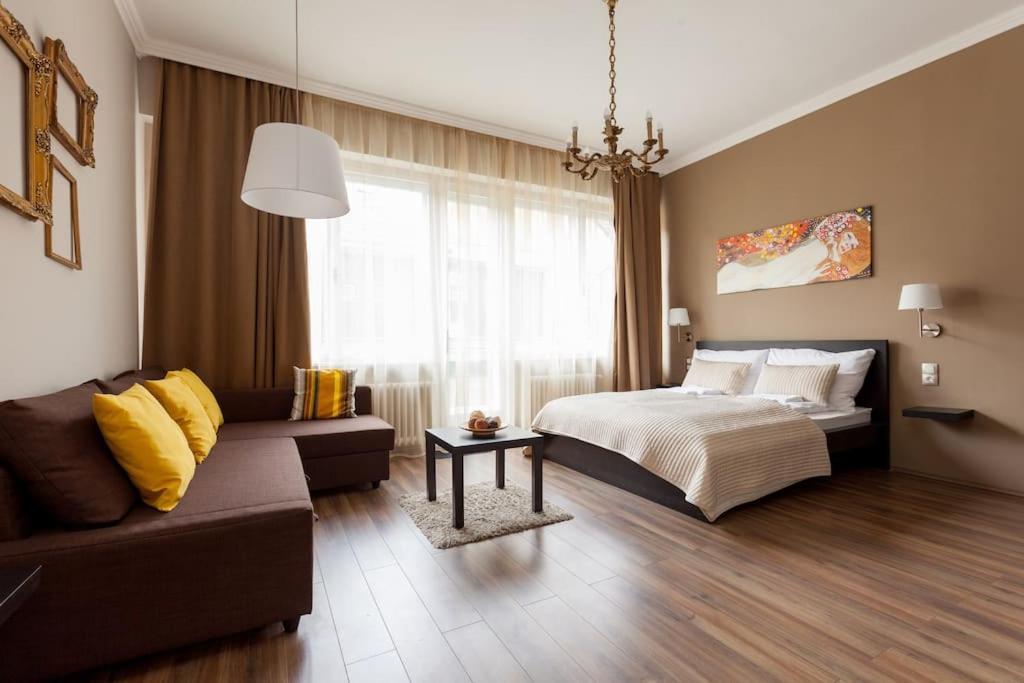 Apartment Art Deco 3 Bedroom, 3 Bathroom, Balcony Budapest