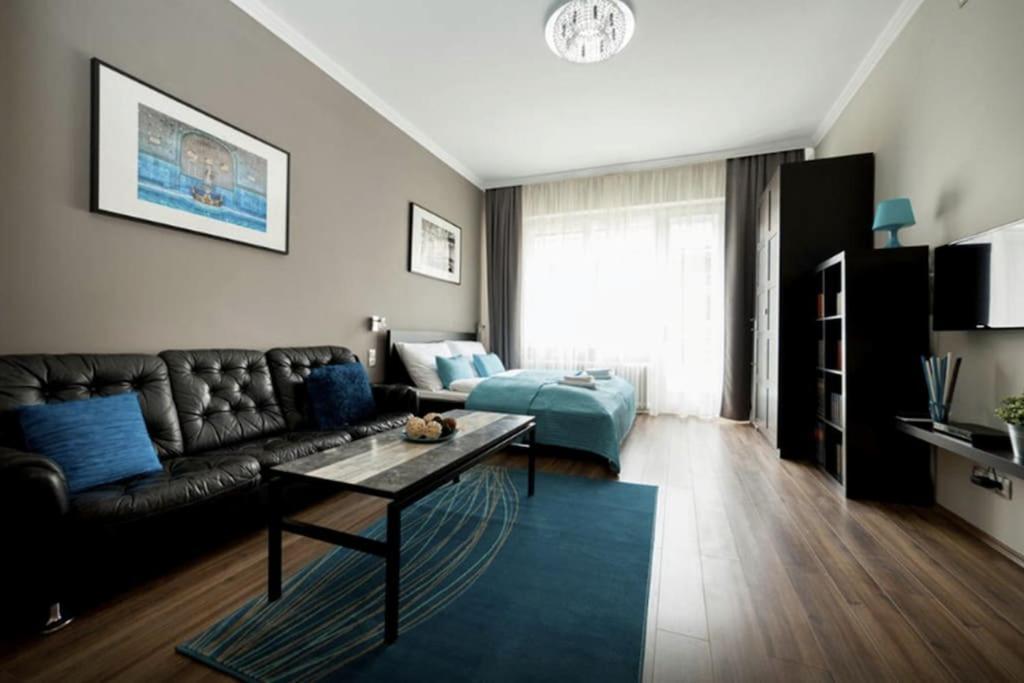 Apartment Art Deco 3 Bedroom, 3 Bathroom, Balcony *