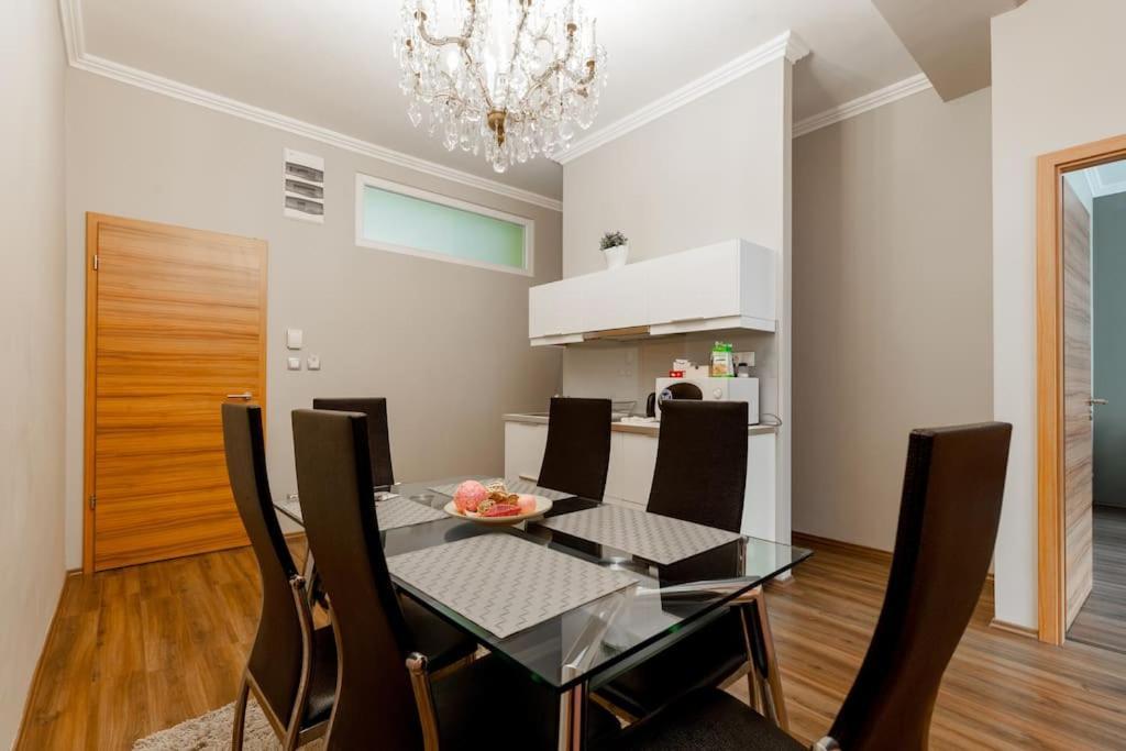 Art Deco 3 Bedroom, 3 Bathroom, Balcony