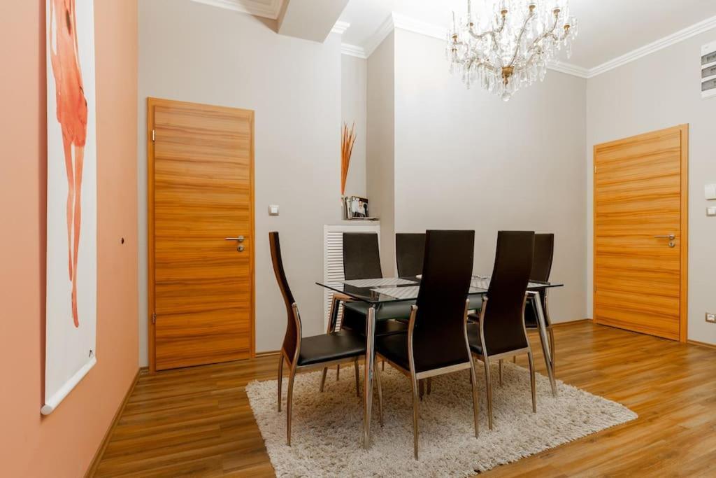 Apartment Art Deco 3 Bedroom, 3 Bathroom, Balcony Budapest