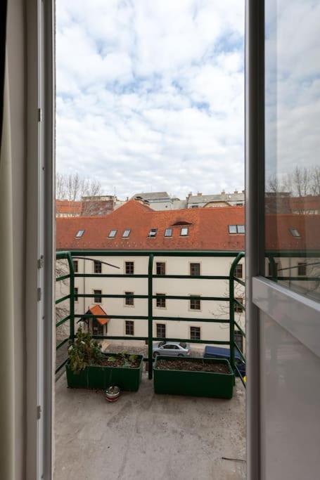 Art Deco 3 Bedroom, 3 Bathroom, Balcony Budapest