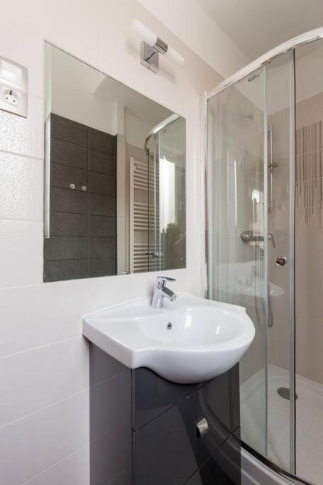 Art Deco 3 Bedroom, 3 Bathroom, Balcony
