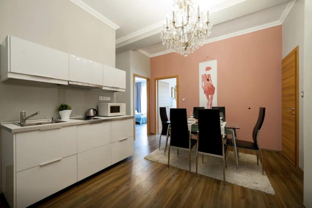 Apartment Art Deco 3 Bedroom, 3 Bathroom, Balcony
