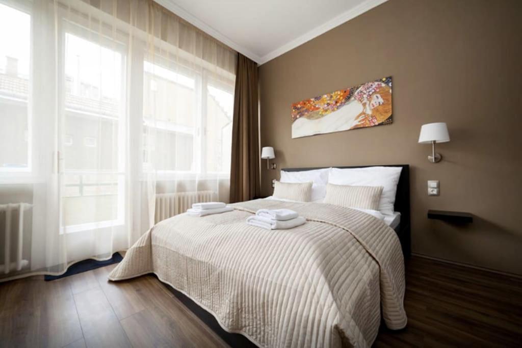 Art Deco 3 Bedroom, 3 Bathroom, Balcony Budapest