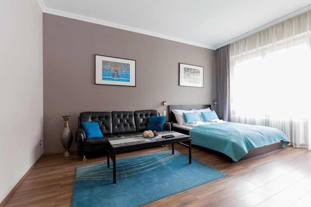Art Deco 3 Bedroom, 3 Bathroom, Balcony Budapest