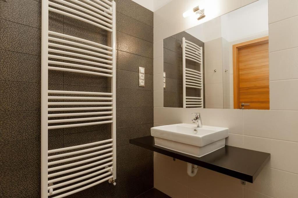 Art Deco 3 Bedroom, 3 Bathroom, Balcony